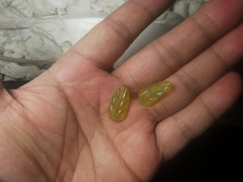 大货车师傅在山西公路边捡得石头，做了一个小佛，一对耳坠