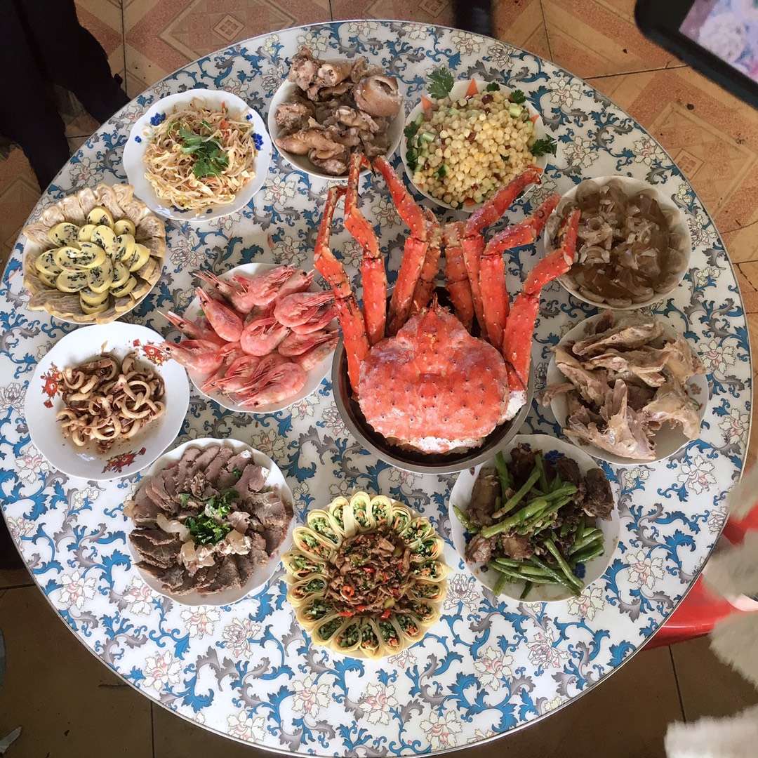 年三十来啦网友们纷纷晒出年夜饭,东北过年团年饭真丰盛有鱼有肉