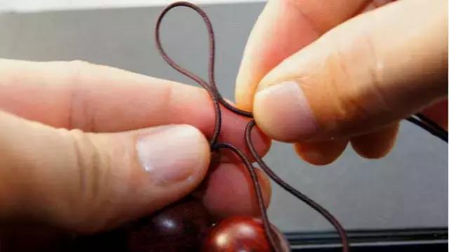 单绳隔珠打结视频教程,手串伸缩加珠绳打结法