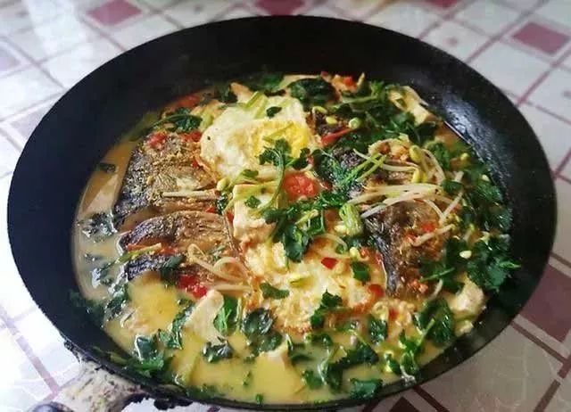 炖鱼的家常做法放什么菜好吃,家常炖鱼简单又好吃的做法