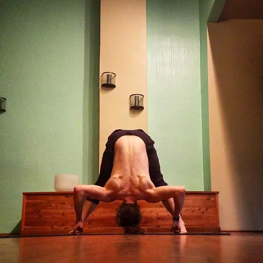 把厚外套穿了个遍，还是冻手冻脚，还差这些体式让身体“热”起来