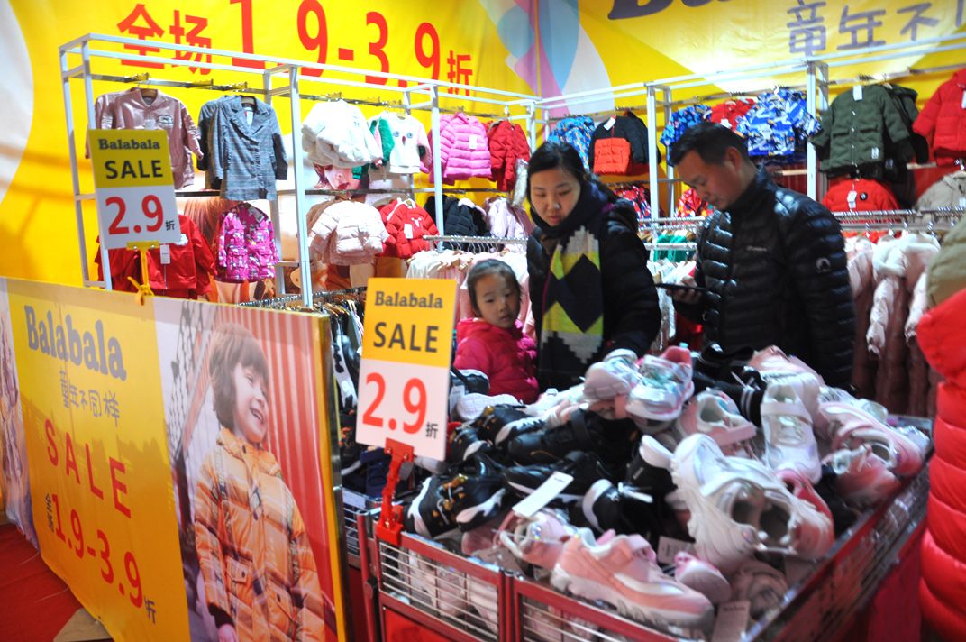 大批武汉市民汉口北体验万种品牌团购，抢特惠品牌服装、品美食