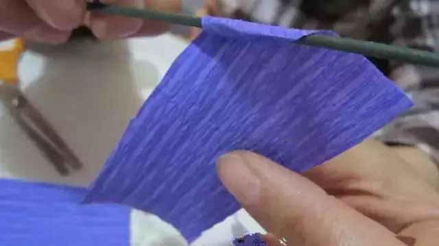 银杏叶手工花贴画幼儿园简单,彩色皱纹纸怎么做手工花幼儿园