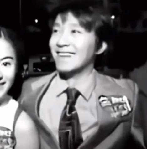 张柏芝晒星爷旧照,张柏芝周星驰大头合照