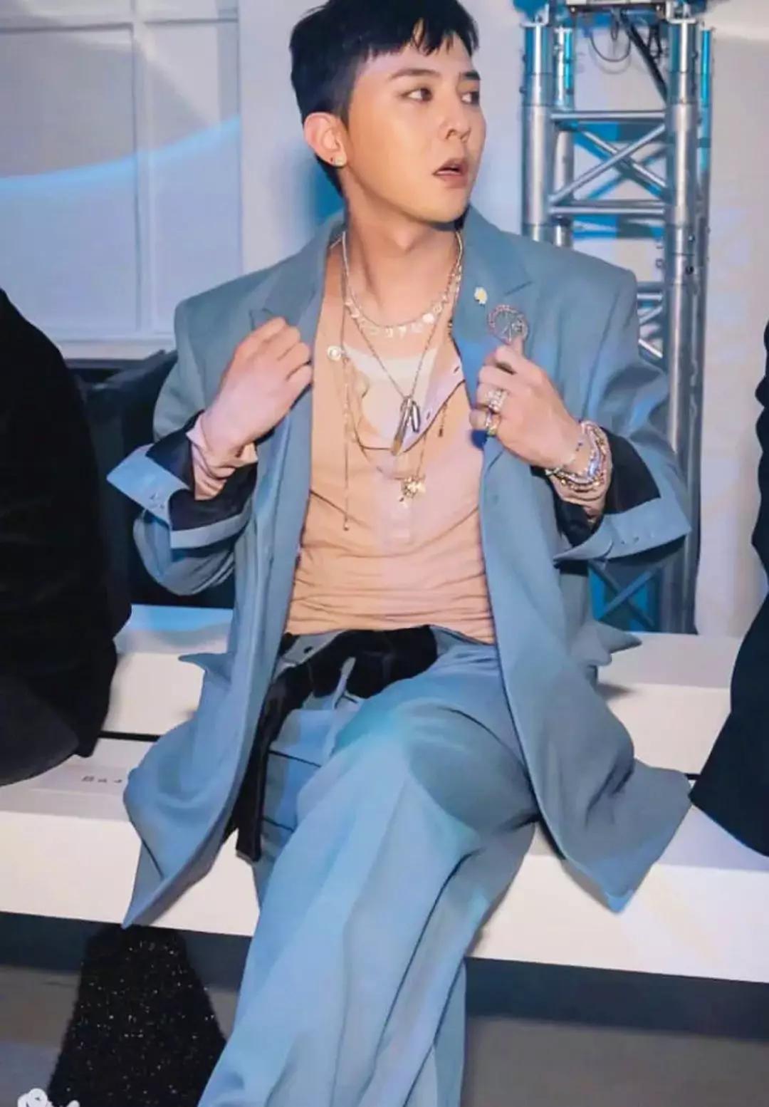 易烊千玺买权志龙同款鞋,易烊千玺助理权志龙鞋