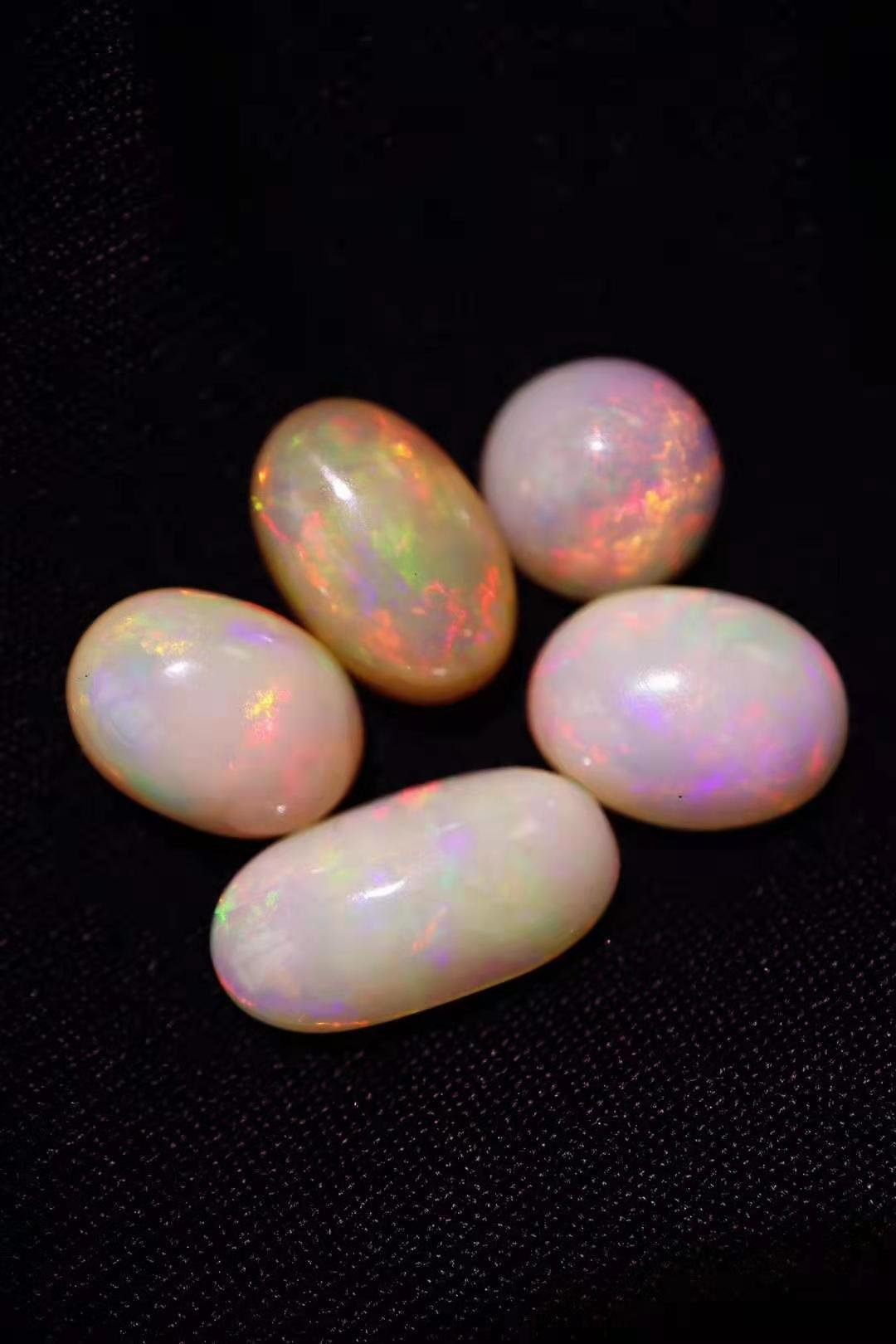 欧泊是什么宝石价格多少,欧泊是贵重宝石吗