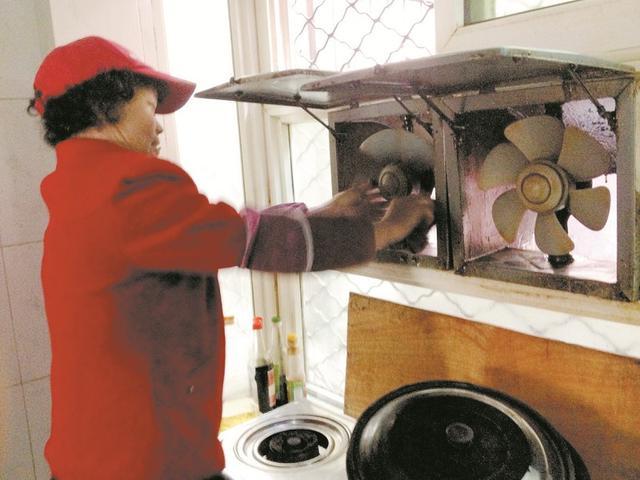 不管油烟机多脏多油只需一片白菜,油烟机不怕脏易清洗