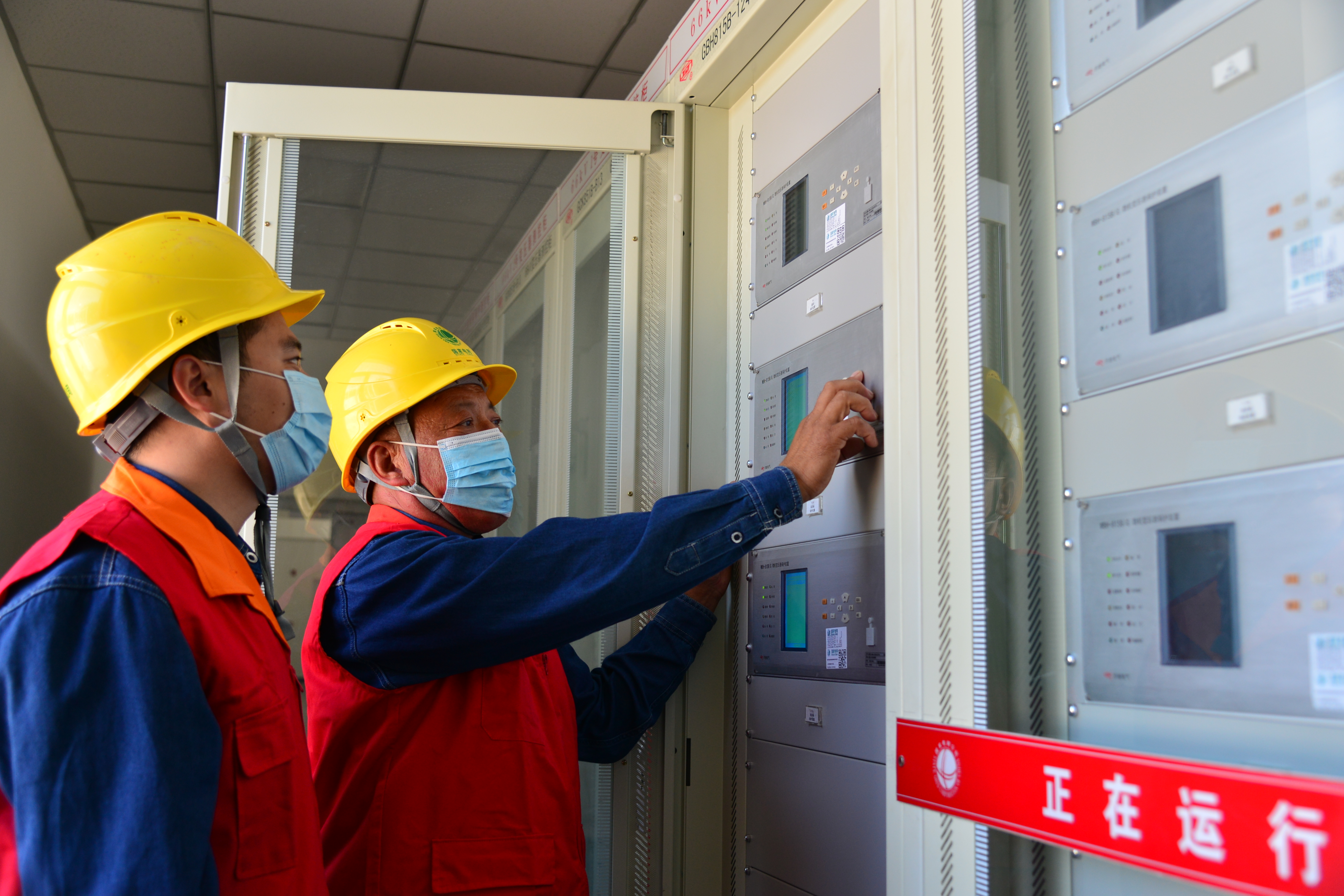 铁塔奏响光明之歌，银线织就电网记忆