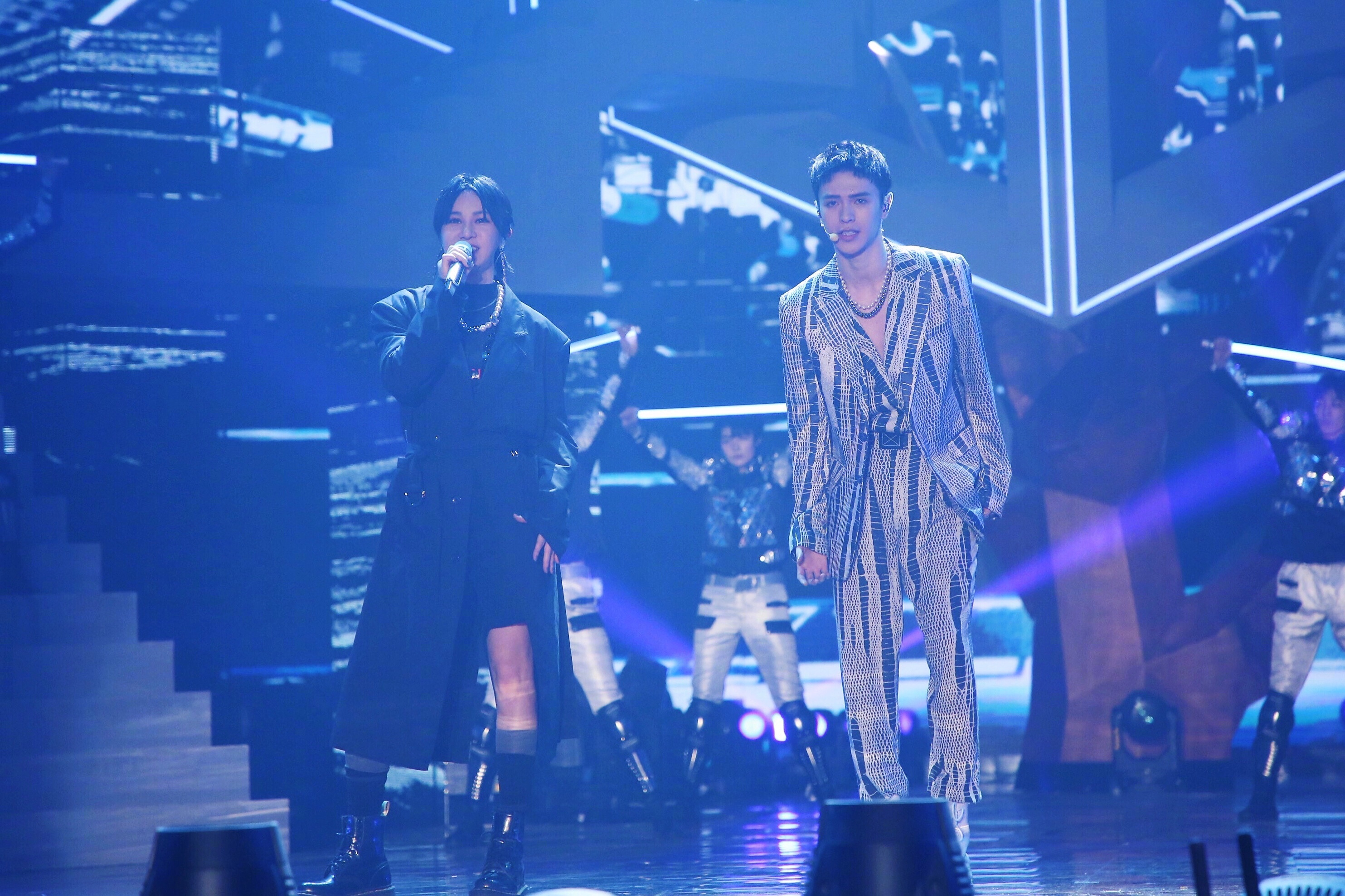 37岁的尚雯婕也太会穿了，黑色蕾丝打底搭配波点衬衫，造型感十足