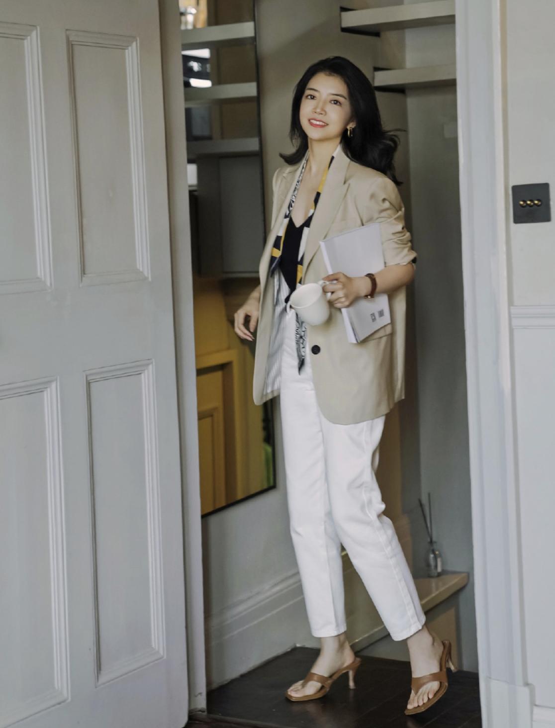 当第一阵秋风吹起，懂得用好丝巾的女人，怎么看都有“高级感”