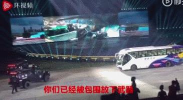 中国特警解救大巴车人质演练,中国特警仅用8秒解救客车人质