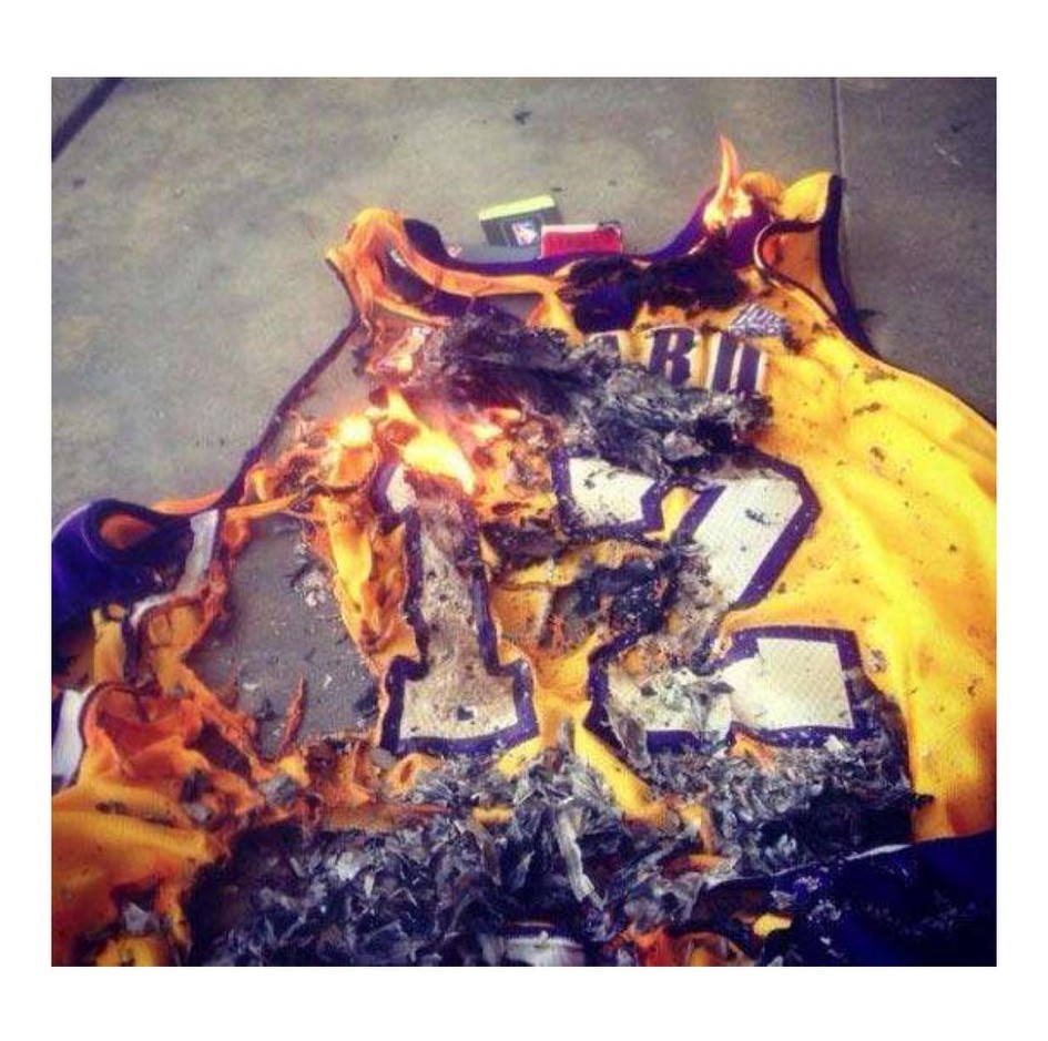 爱恨交加！现役五大焚烧球衣排行榜，乔治超越詹姆斯勇夺榜首