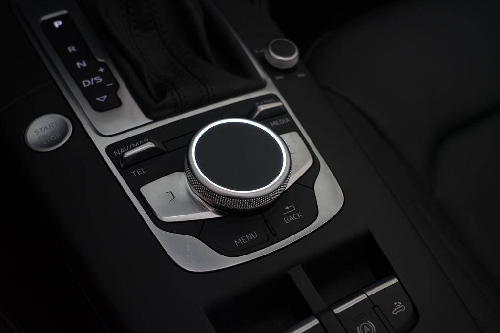 标配2.0T+7速双离合，进口奥迪紧凑敞篷没触控，靠颜值卖车？