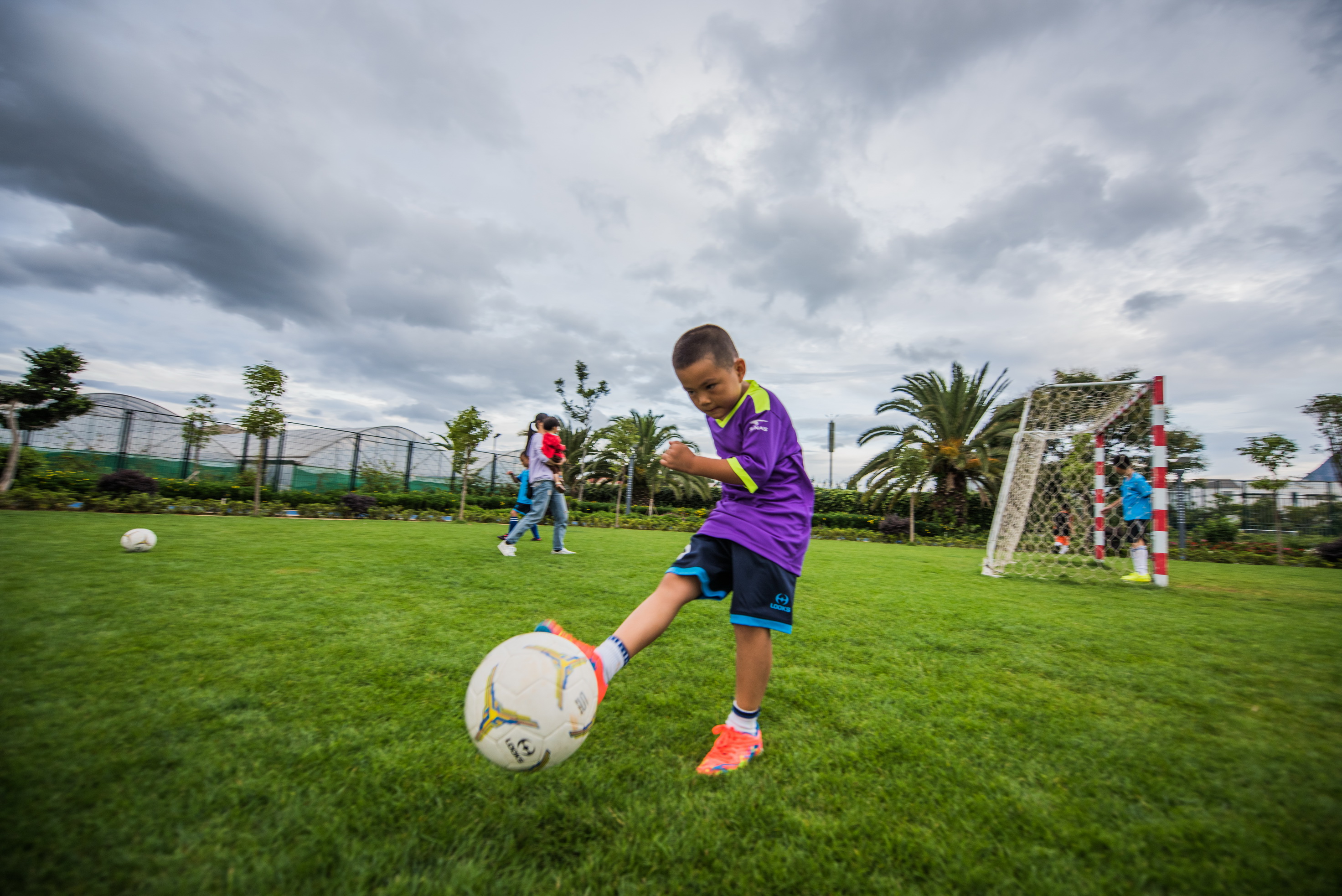 享用足球带来的快乐,让孩子享用足球乐趣