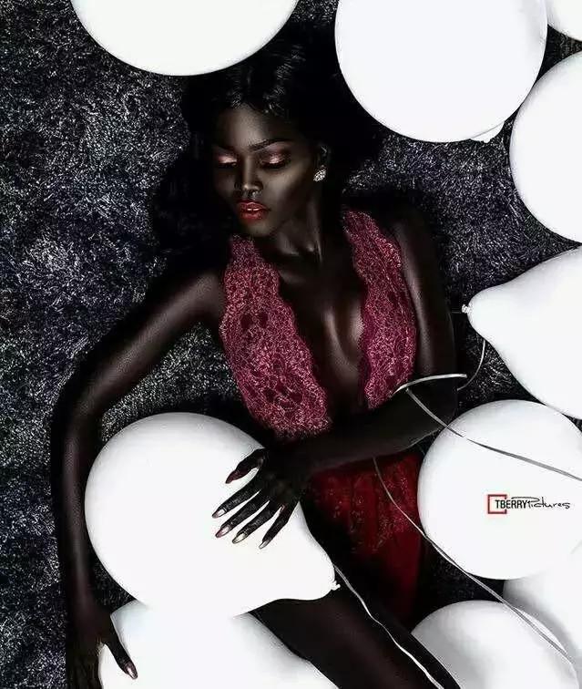 世界上最黑的模特图片,世界最黑的黑模特