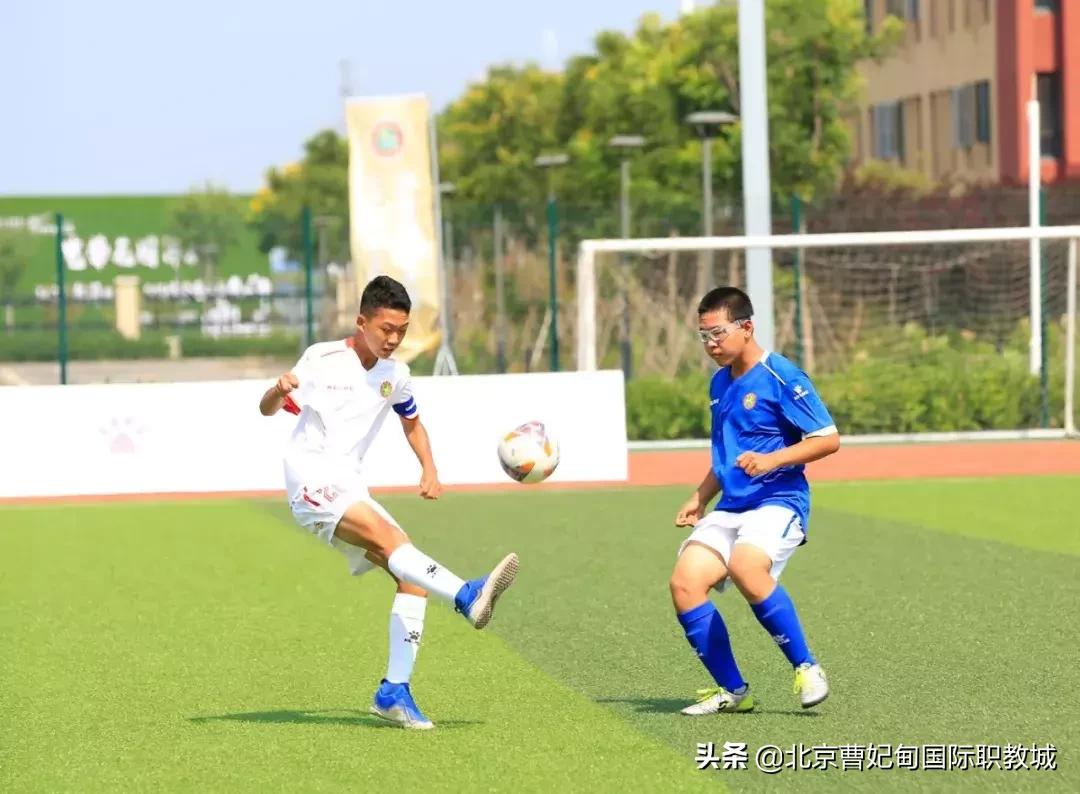 酷暑炎夏也挡不住球友打球的决心,足球绿茵场上的豪情与梦想