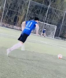 24岁独腿小伙拄拐杖踢足球,24岁小伙用坏46副拐杖单腿踢足球