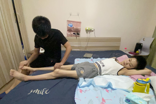 重庆漂亮单亲妈妈患重症致瘫痪，网恋男友跨1800公里接她回家