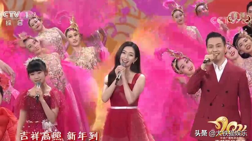 春晚造型不服不行！38岁佟丽娅，35岁杨幂，一身中国红都绝了