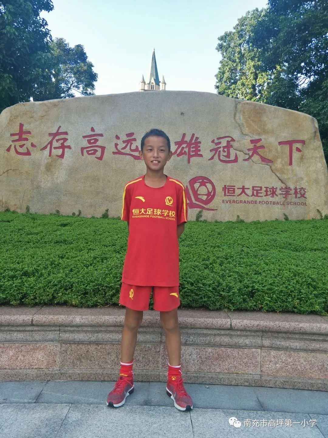 绿茵场上挥洒汗水享用足球的快乐,三亚足球小将在绿茵场上挥洒汗水