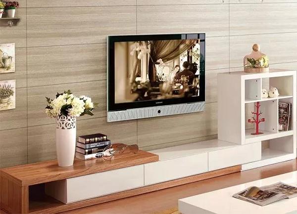 电视机挂墙上好看还是放电视柜,电视机放电视柜上还是挂墙好