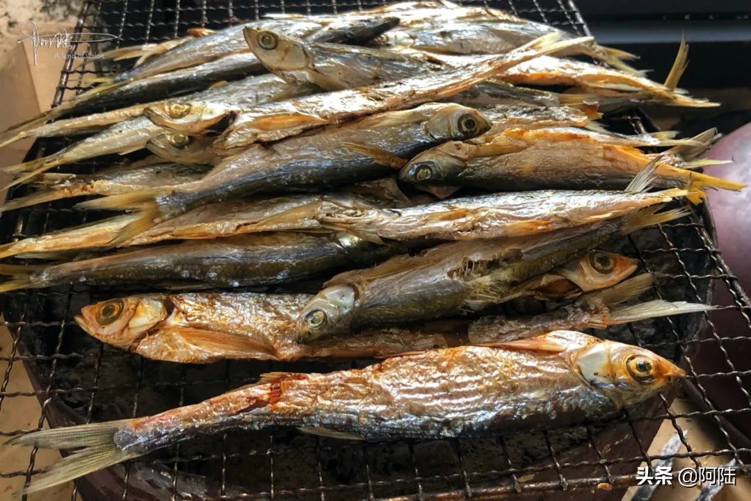 千岛湖当地比较传统的“烤鱼干”，原来是这样“烘”出来的