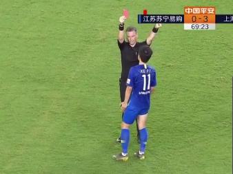 面对近3万江苏球迷的空场抗议，苏宁迎来了一场输球又输人的*案惨**