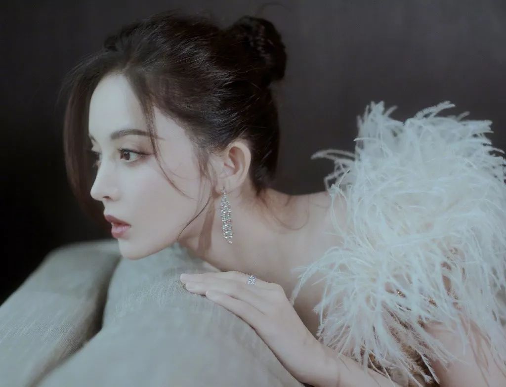 iu发型图片中短发,慵懒韩式低马尾丸子头iu