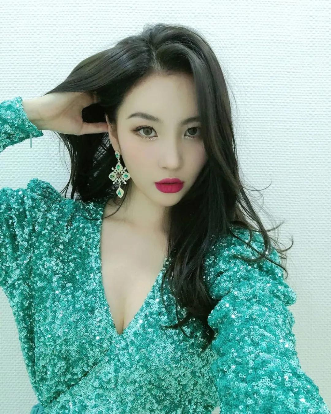 看看自己嘴型适合怎么涂口红,怎么让嘴唇涂完口红后显得很水润