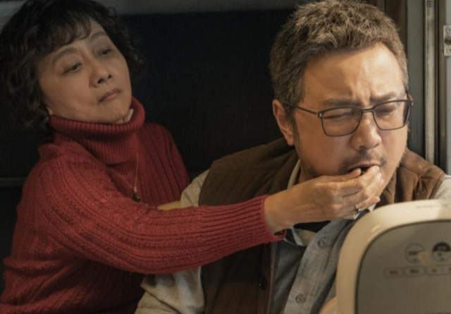 《囧妈》：为什么成年人的爱到最后却是满脸狰狞？