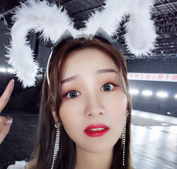 26岁女星台前台下两个样！私下身份引热议，网友指挣得比当明星多