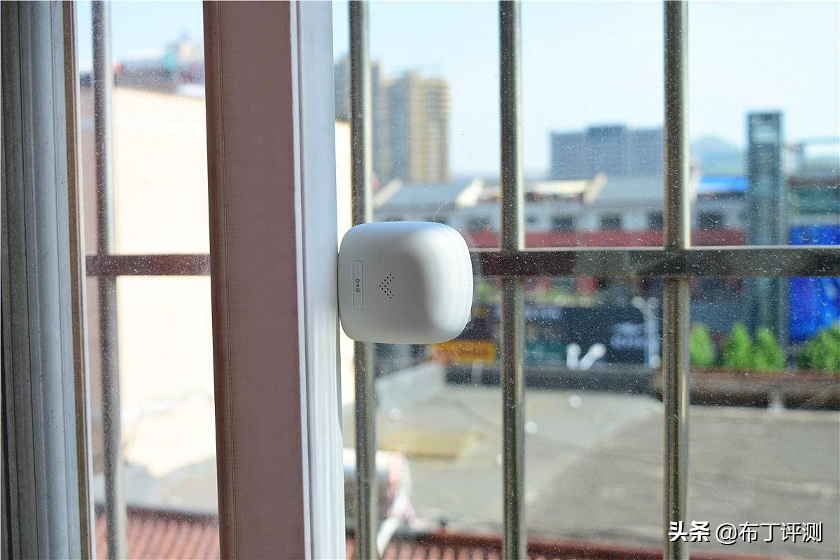 简单一贴，保护孩子爬窗还能防盗：叮零窗户限位报警体验
