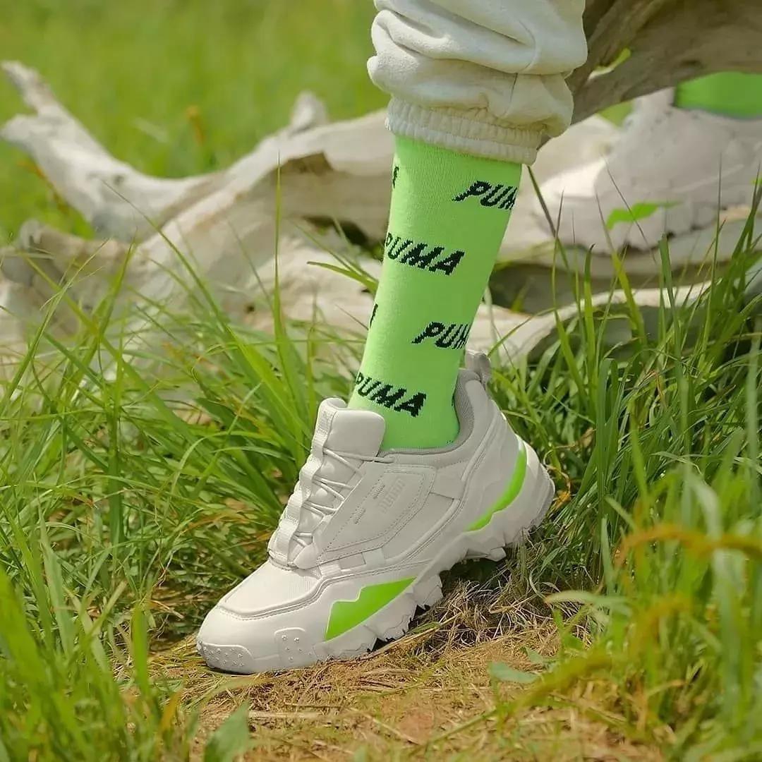 泫雅黑色运动鞋出场,16双秋天最想买的运动鞋