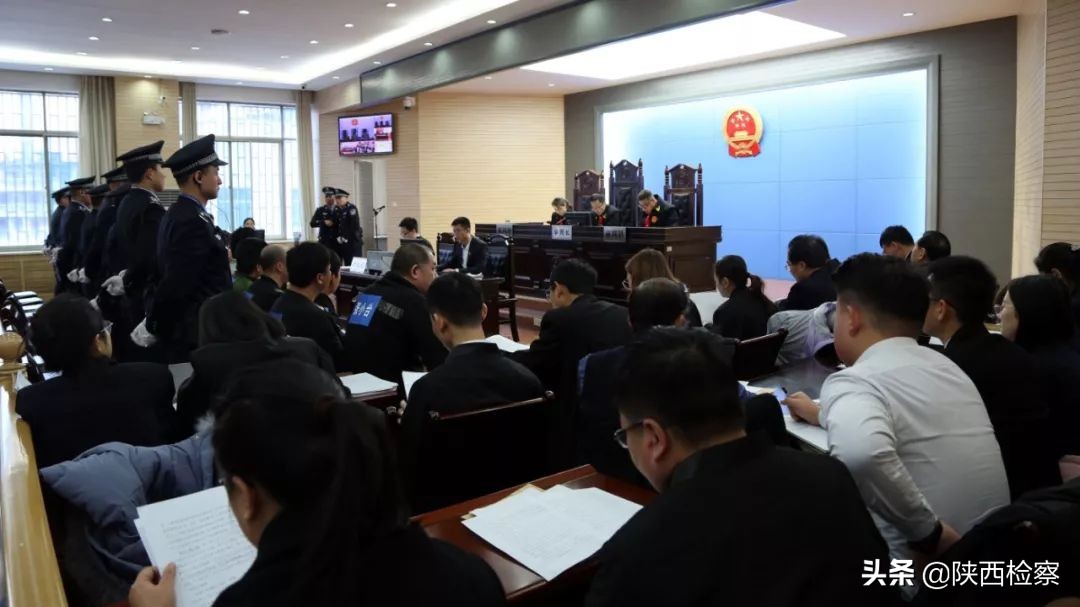 西铁：出庭公诉一起二十人团伙非法占用农用地、故意毁坏财物案