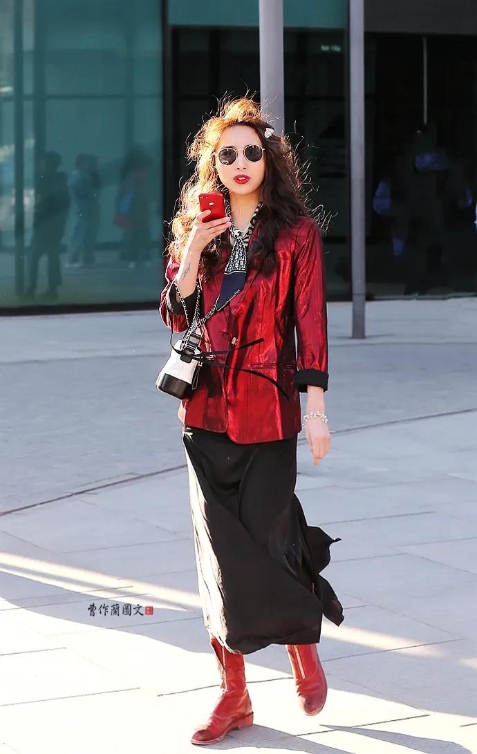 街拍穿天蓝色高筒靴的美女,蓝色过膝靴女生街拍