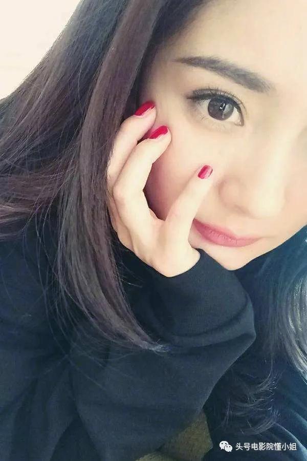 明星手机壳泄密：那英骂人名言火了，杨幂买9.9元便宜货，悲剧了