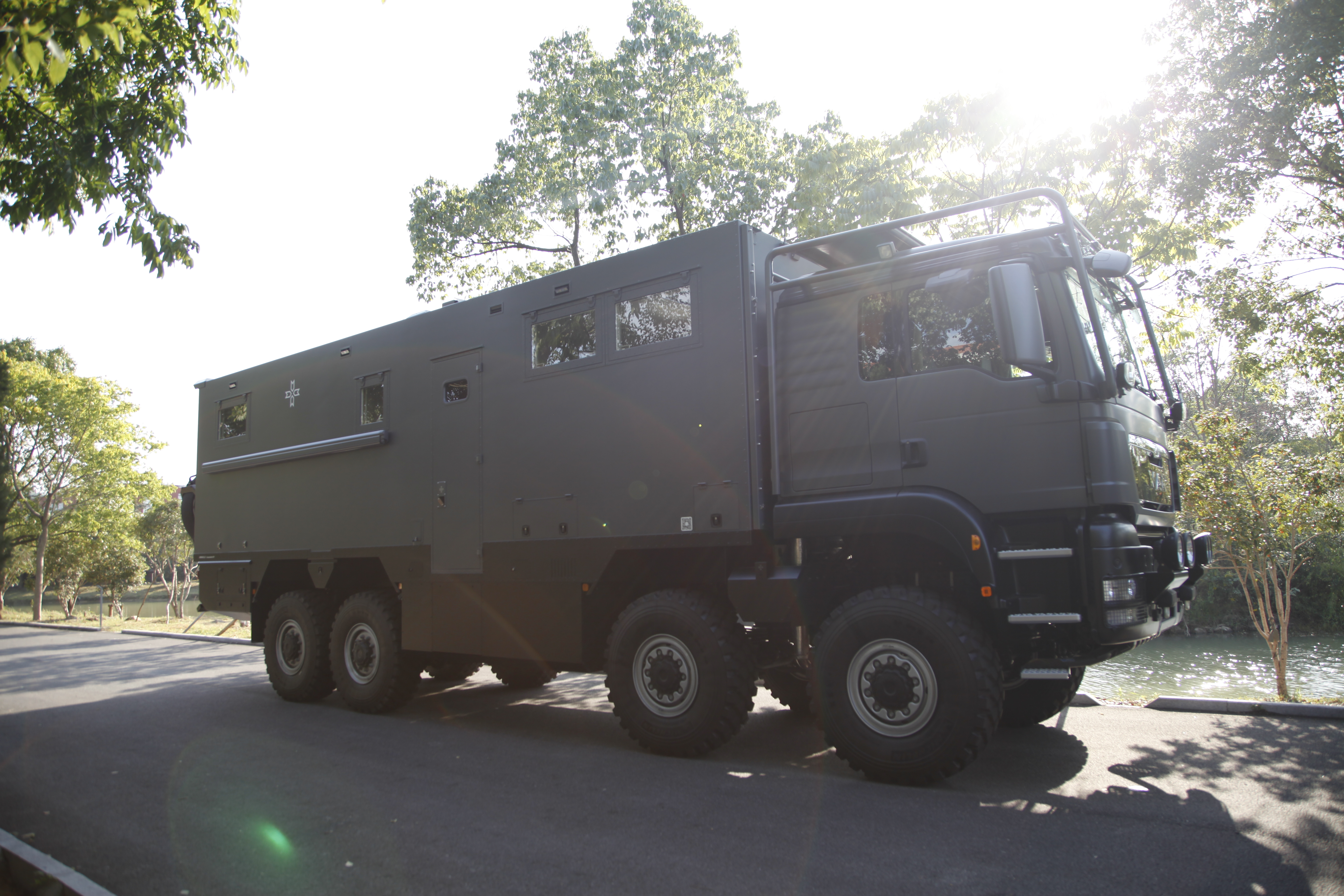 越野强劲王者，独栋别墅享用，阿莫迪罗曼8x8征服你了吗？