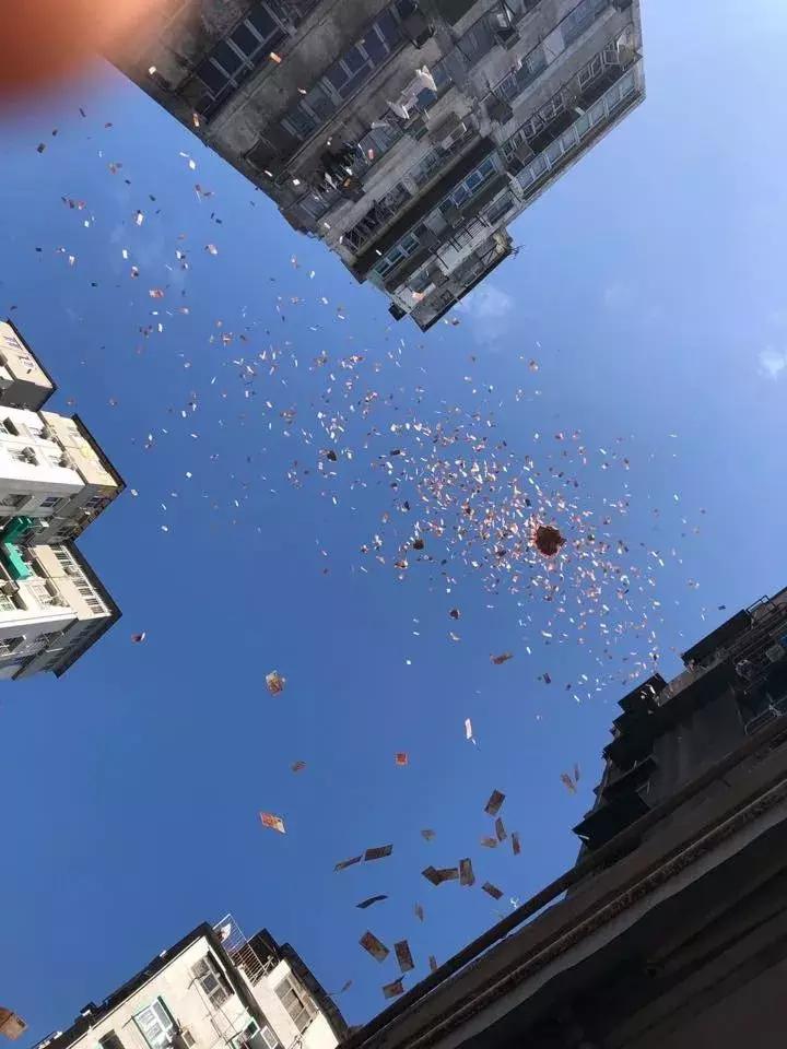 闹市撒币，犯了什么罪？