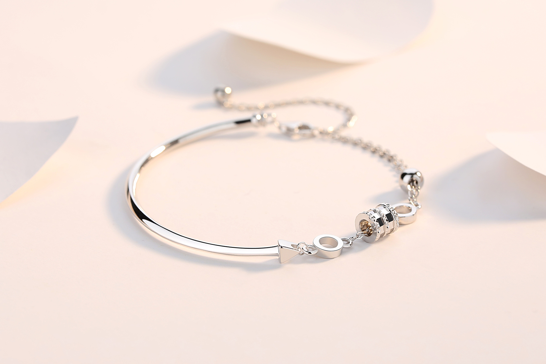 晶莹剔透的手链好看又时尚,低调而不失奢华的手链