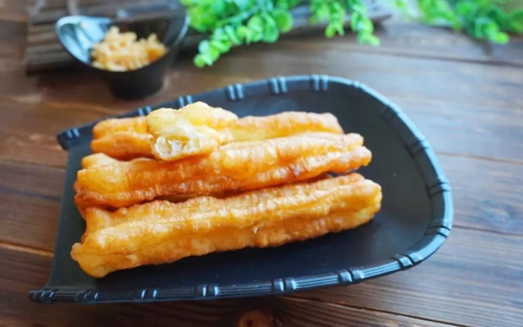 油条蓬松做法和配方的全过程,不用酵母做油条的方法经典配方