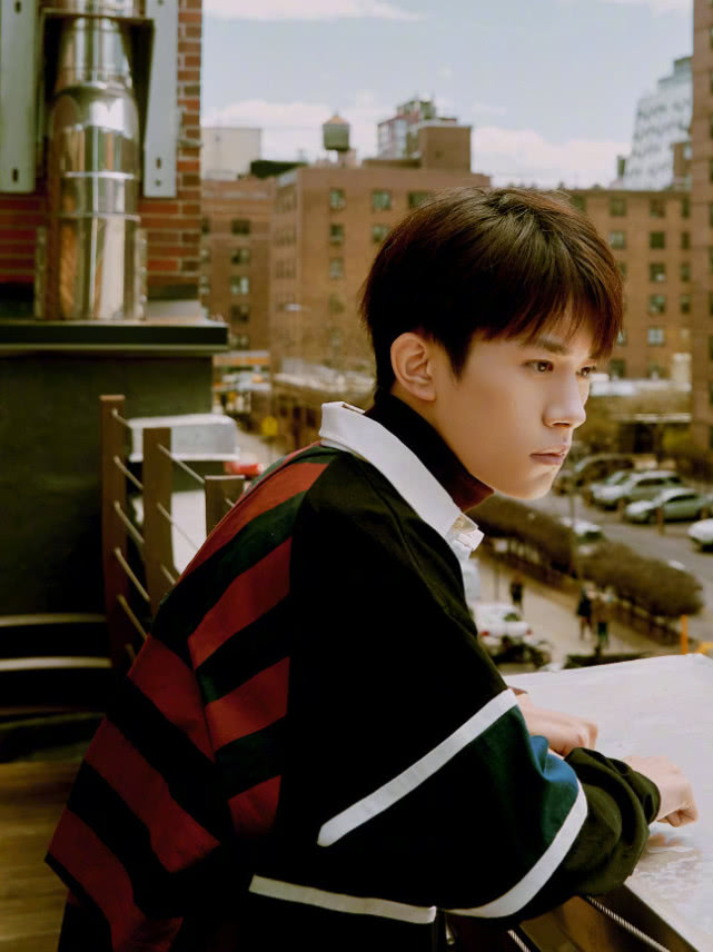 躲过易烊千玺的“大佬装”，也逃过“女装”，不料栽一双袜子上！