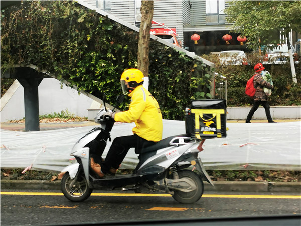贵阳街头人车稀少，唯有外卖小哥劳碌：“为了大家，我们坚持了下来”
