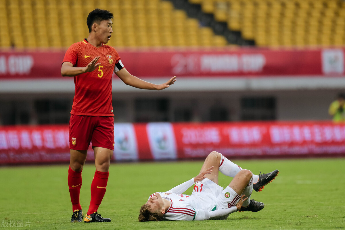 李铁在与阿曼一战中荒谬的换人，让我们看到了中国足球的底色