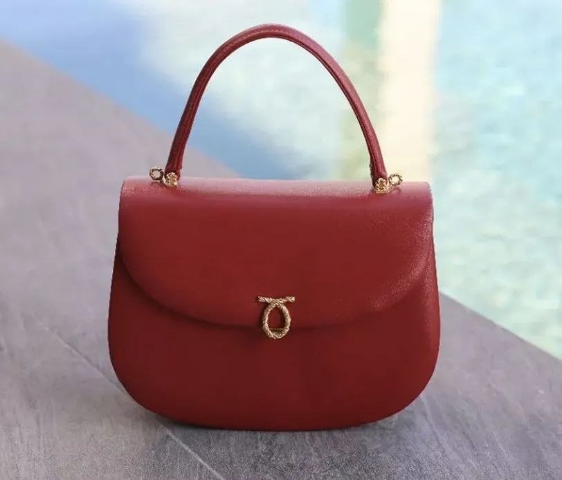 英国女王拿过的包包,英国伊丽莎白女王二世包包