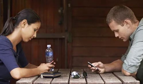 请注意！正在看手机的你又中招了！