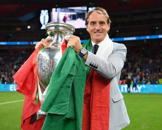 56岁教练才是意大利队最帅男人！穿LP戴百万RM，老男人不油腻典范