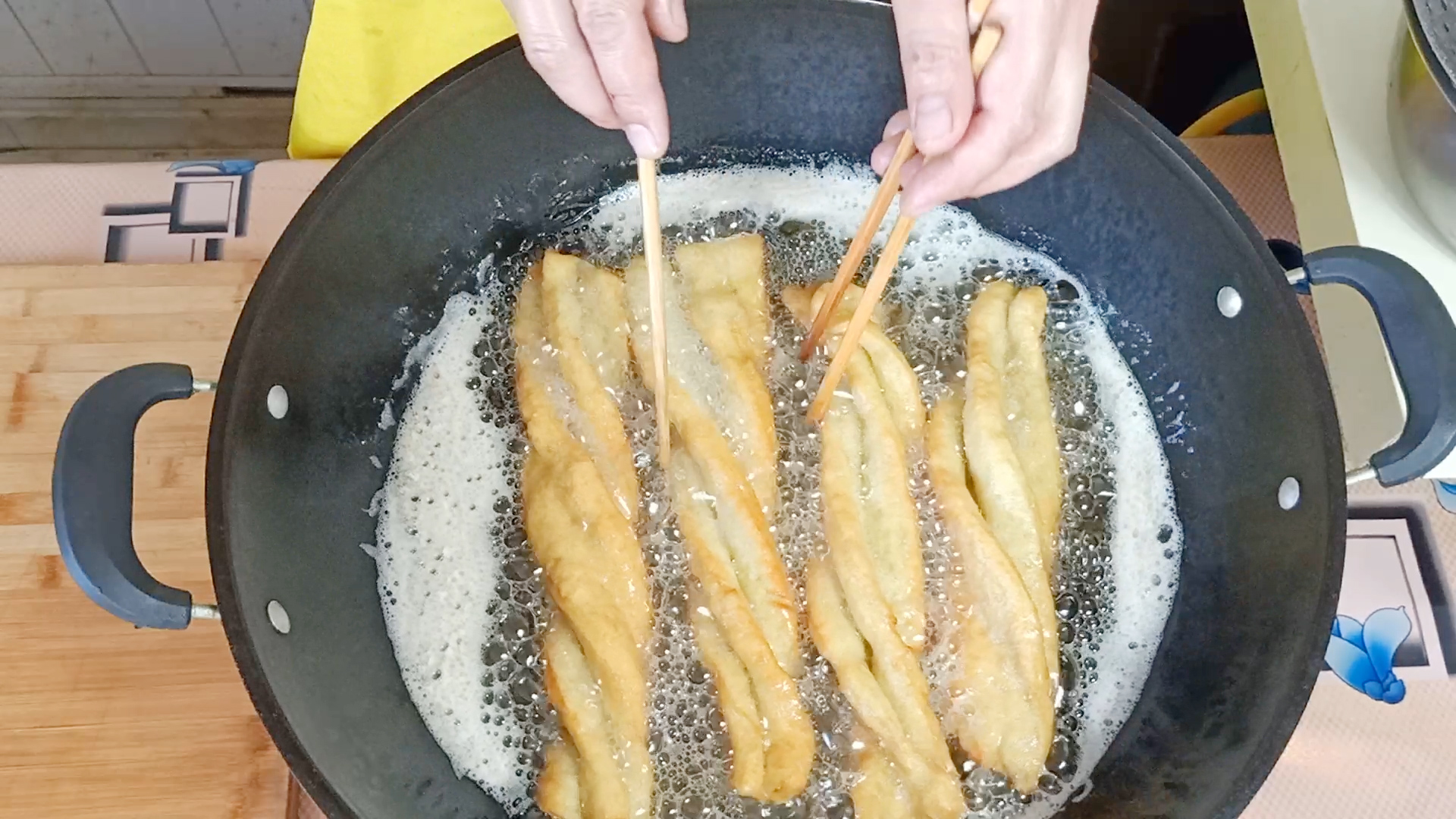 红薯油条的家常两种做法,红薯怎么样做小油条