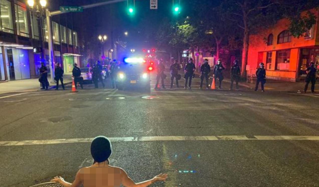 美国“夜之女神”衣不蔽体走在街上做瑜伽*威示**，一群警察望而却步