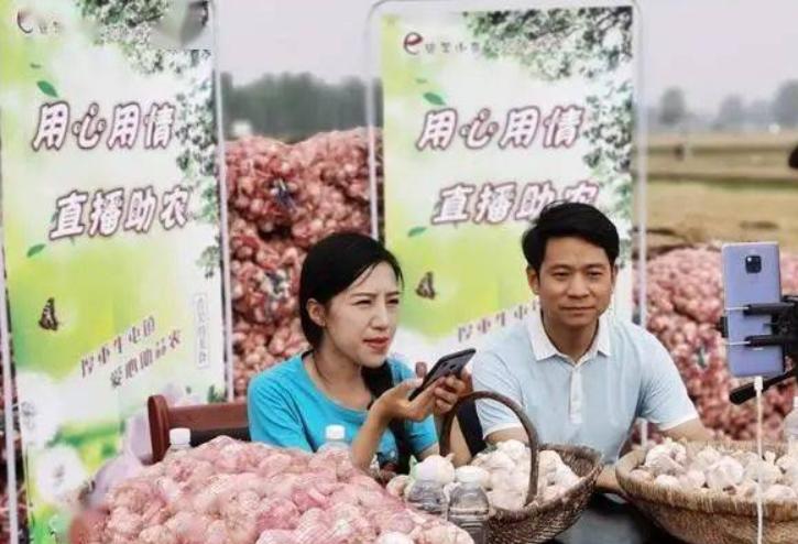 浙江29岁农村女孩白手起家摆地摊 (女大学生回乡摆摊创业)