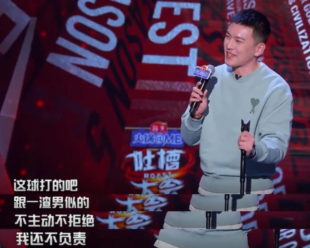 篮球足球互相调侃,足球与篮球菜鸡互啄